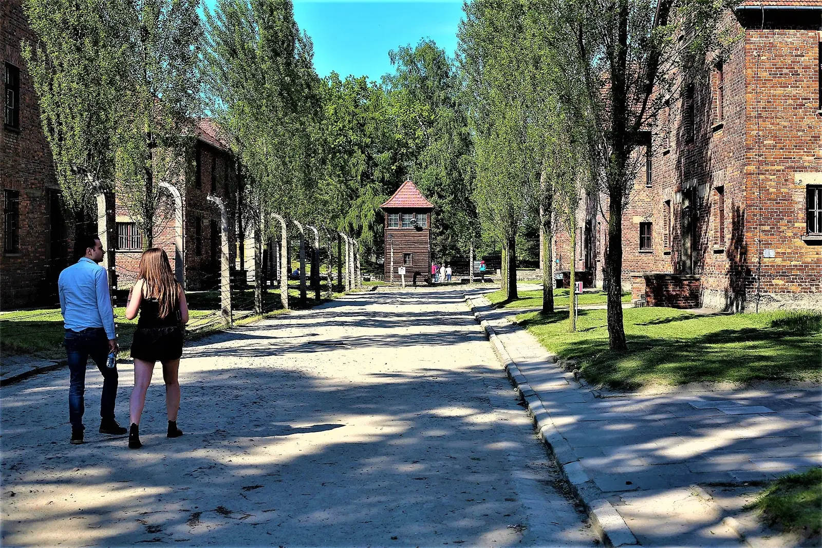 Aleja między budynkami Auschwitz I