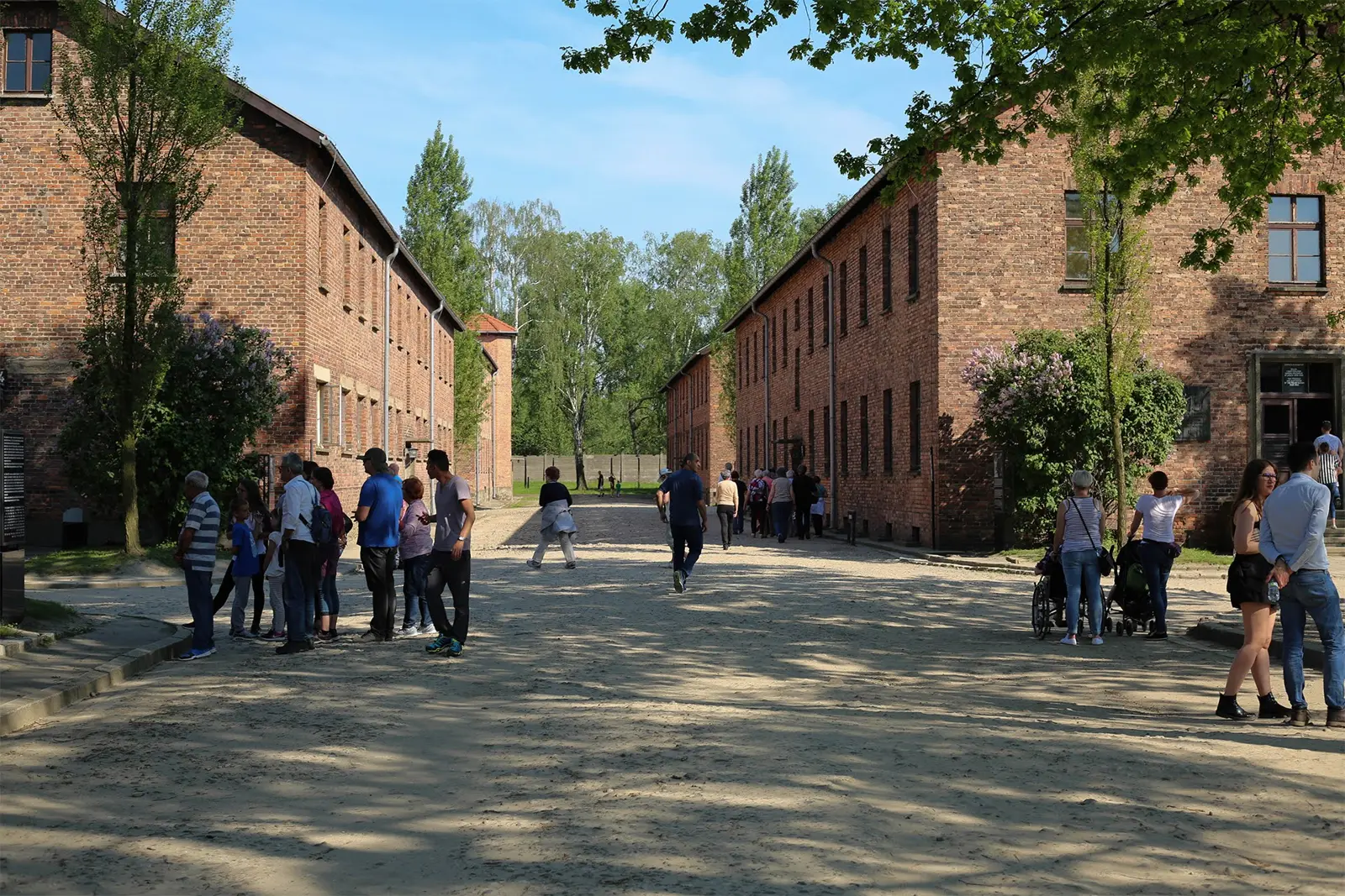 Aleja między ceglanymi budynkami w Auschwitz I