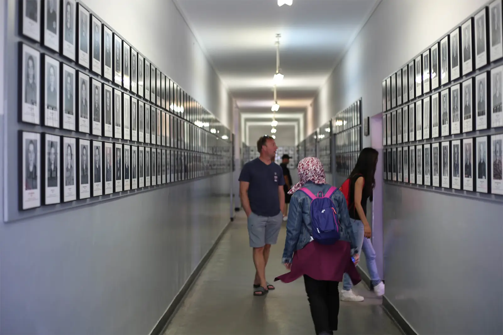 Korytarz z fotografiami w Muzeum